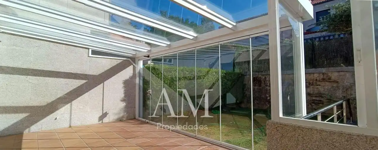 Terrassa de Casa o xalet en venda en Vigo  amb Calefacció, Jardí privat i Terrassa