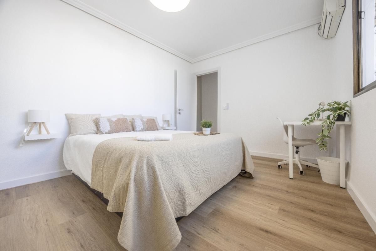 Habitación de Apartamento para compartir en  Valencia Capital con Amueblado, Horno y Lavadora
