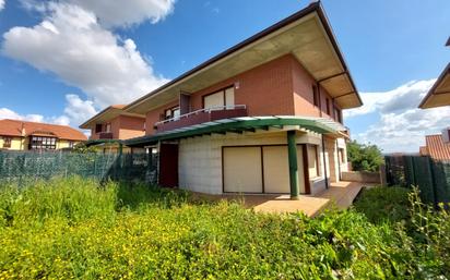 Exterior view of Single-family semi-detached for sale in Camargo  with Terrace