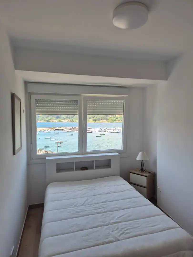 Dormitori de Apartament de lloguer en Mugardos amb Moblat, Forn i Rentadora