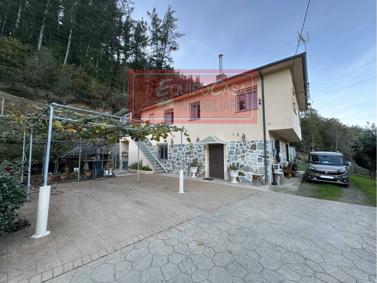 Vista exterior de Casa o xalet en venda en Ribeira de Piquín amb Calefacció, Jardí privat i Moblat