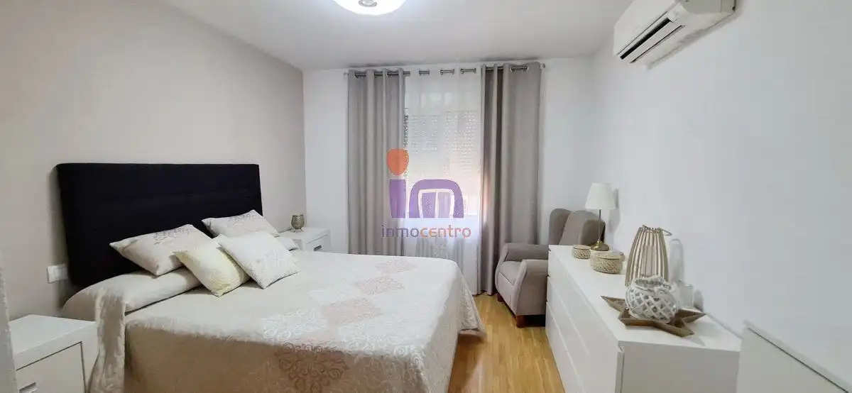 Habitación de Casa adosada en venta en Valdepeñas con Aire acondicionado, Calefacción y Piscina comunitaria