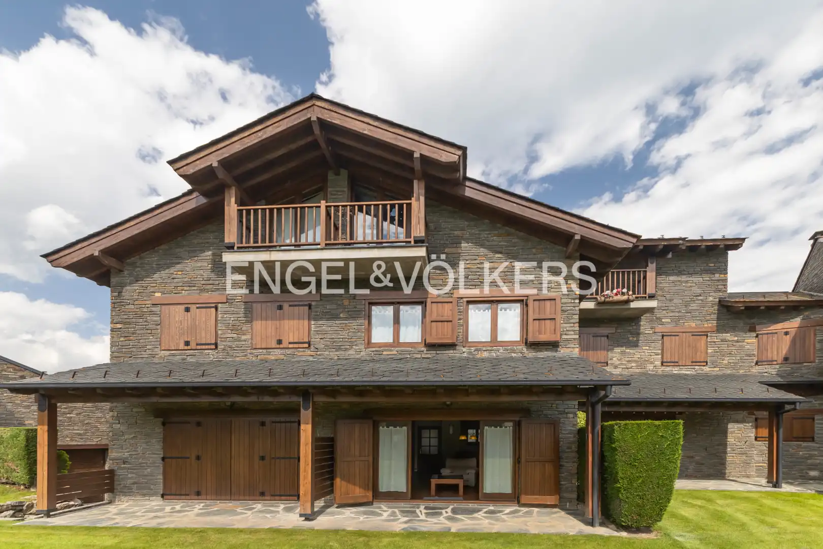Vista exterior de Casa adosada en venda en Bellver de Cerdanya amb Calefacció, Parquet i Terrassa