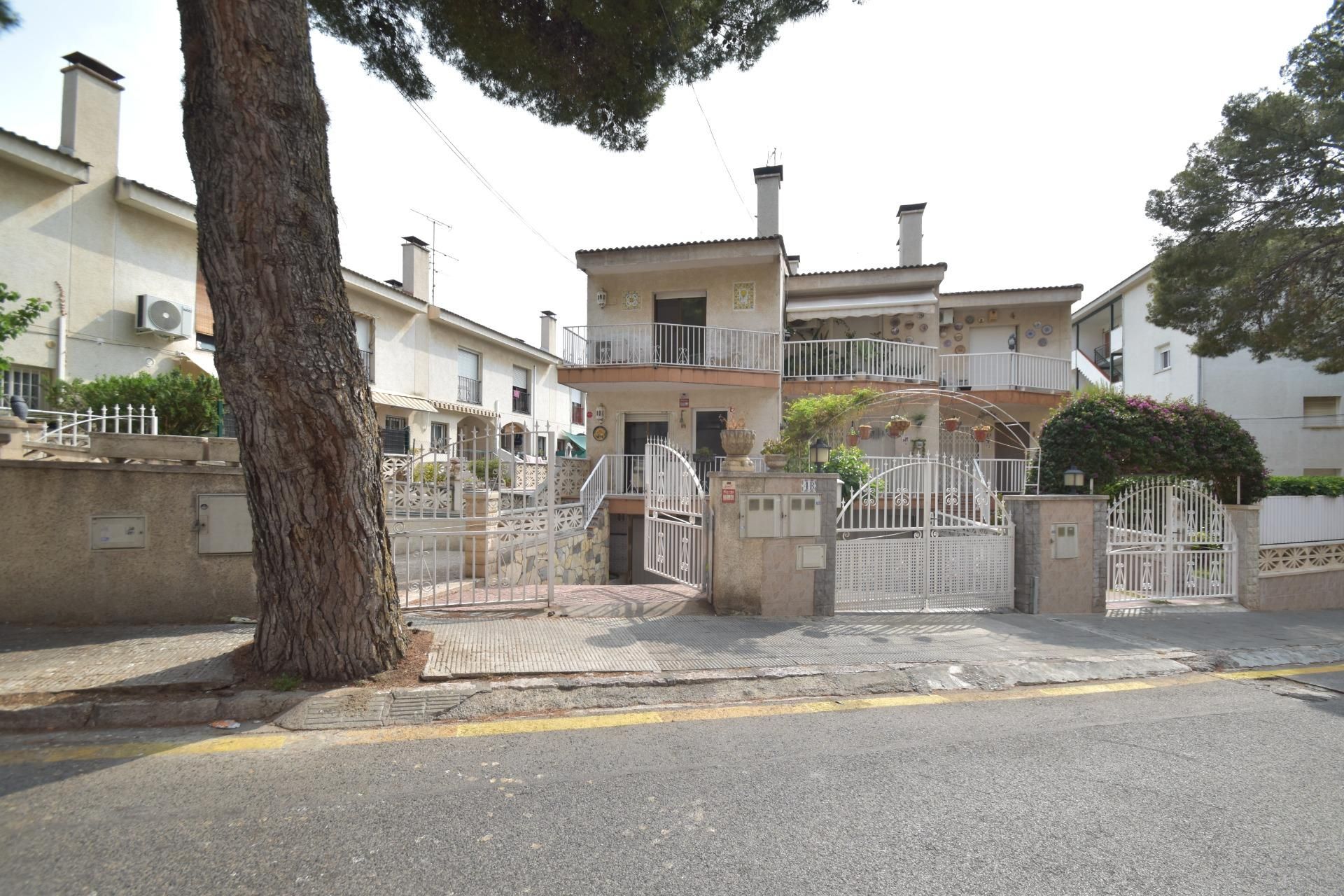 Vista exterior de Casa adosada en venta en Cunit con Aire acondicionado, Calefacción y Jardín privado