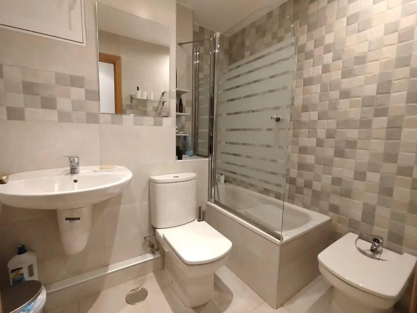 Bathroom of Flat for share in Madrid  with Heating, Furnished and Oven