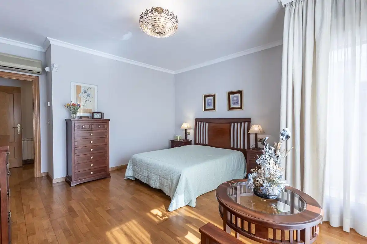 Habitación de Casa adosada en venta en Granada con Calefacción, Jardín privado y Terraza