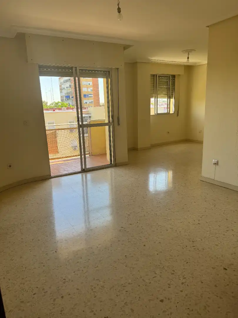 Vista exterior de Pis en venda en Sevilla amb Terrassa