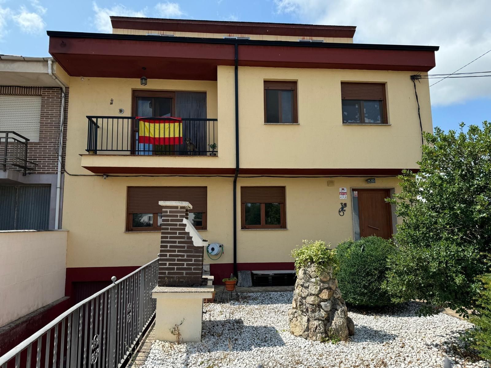 Vista exterior de Casa o xalet en venda en Cacabelos amb Calefacció, Terrassa i Traster
