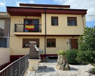 Vista exterior de Casa o xalet en venda en Cacabelos amb Calefacció, Terrassa i Traster