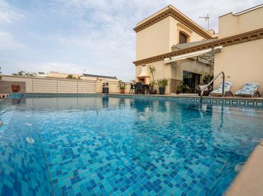 Villa avec balcon à vendre à Calle de los Juegos de Alejandría 32