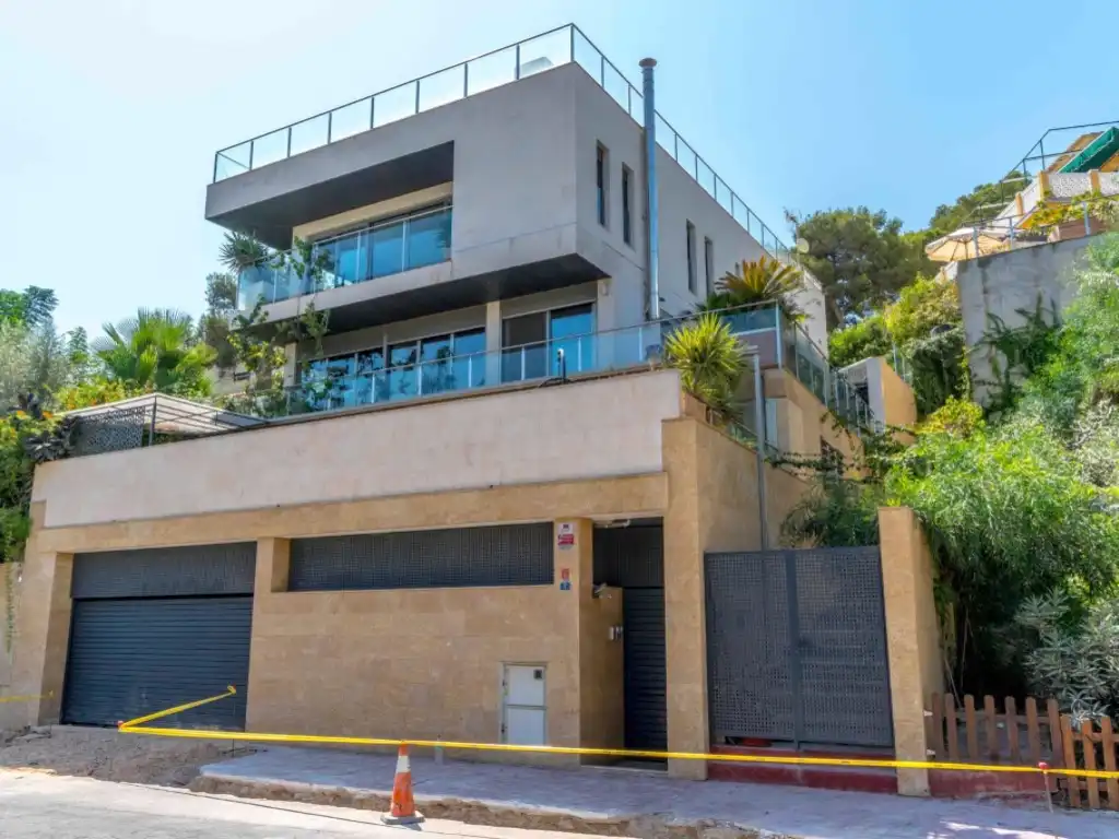 Vista exterior de Casa o xalet de lloguer en Orihuela amb Piscina