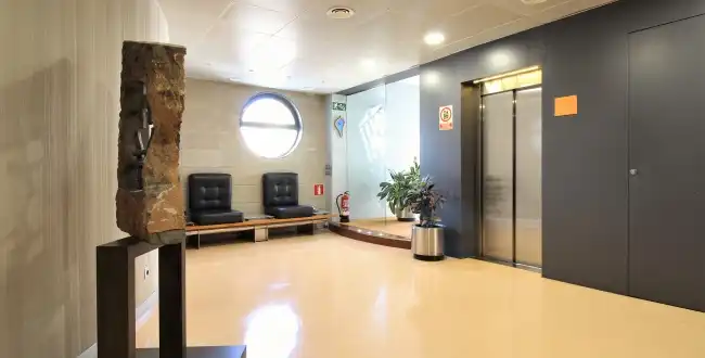 Büro zur Miete in Girona mit Klimaanlage, Heizung und Balkon