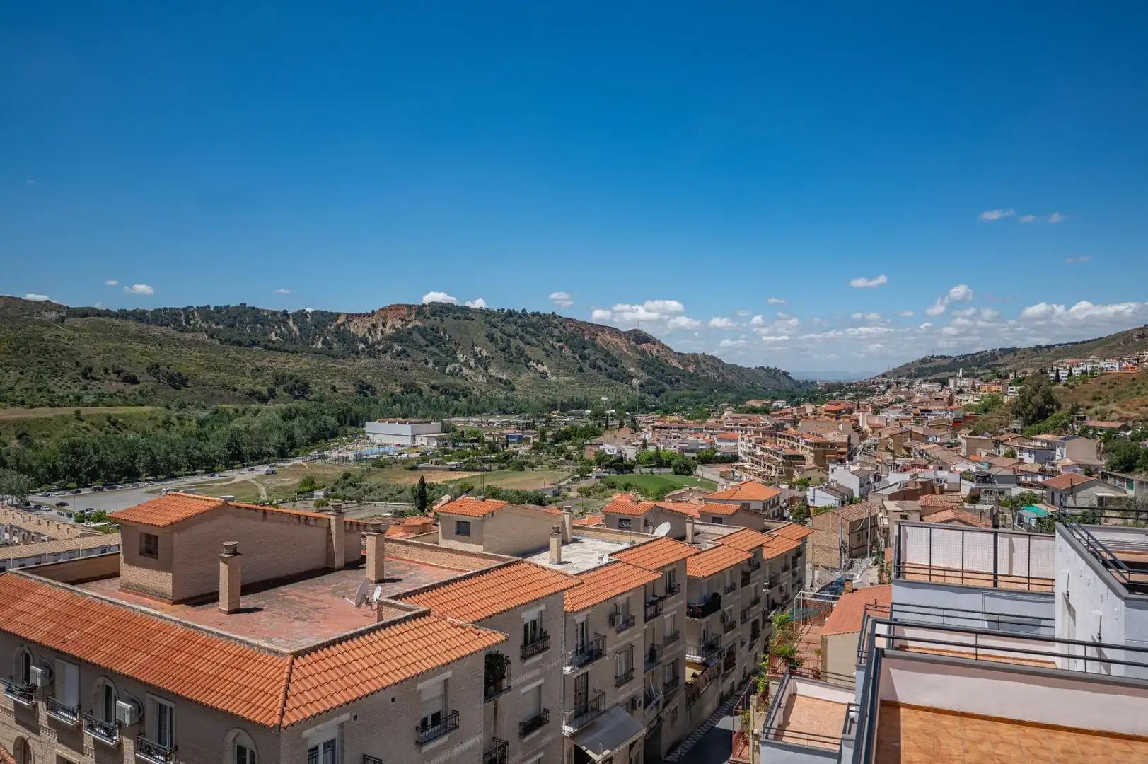 Vista exterior de Pis en venda en Cenes de la Vega amb Calefacció, Balcó i Piscina comunitària
