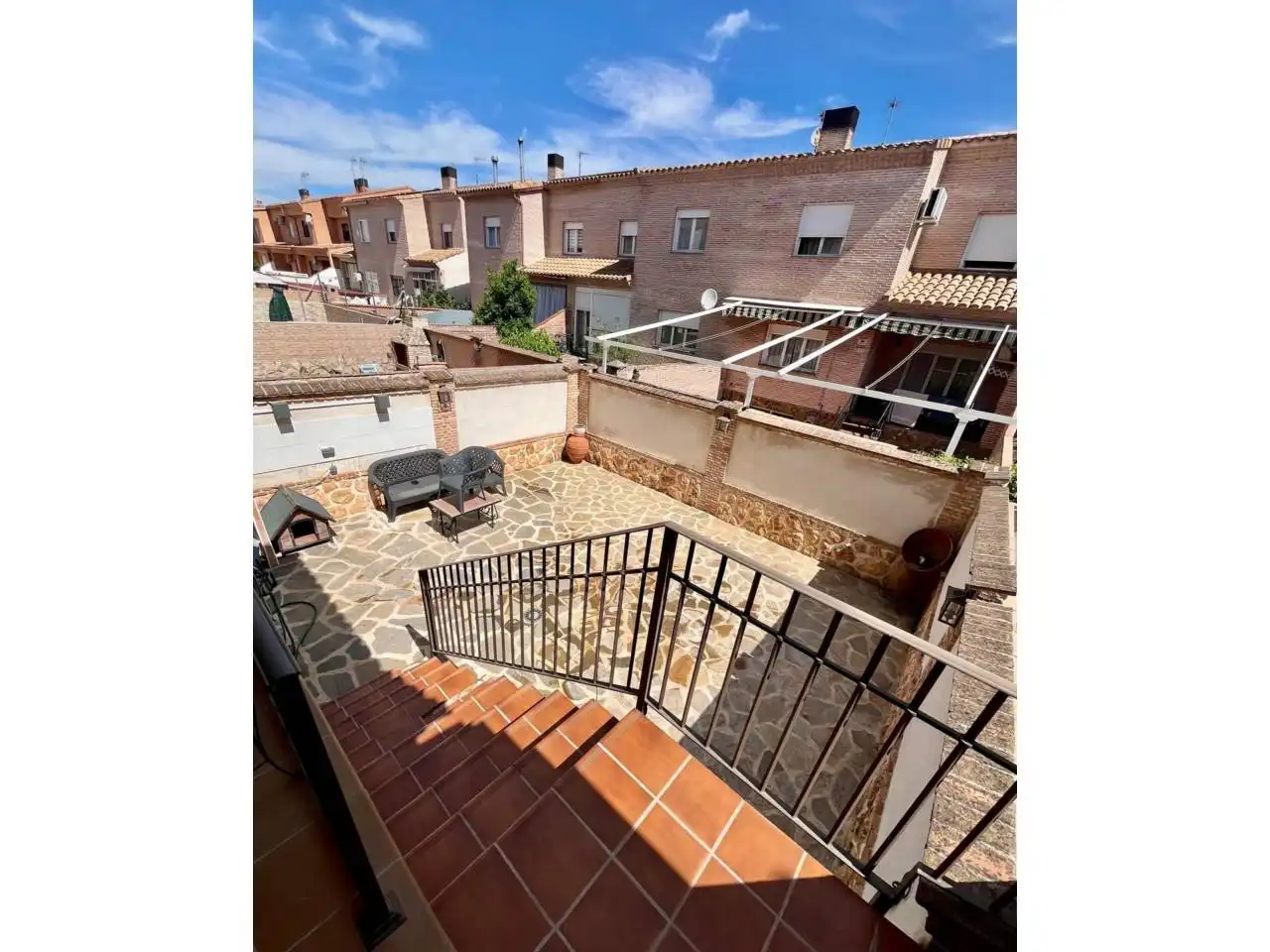 Vista exterior de Casa adosada en venda en Illescas amb Aire condicionat, Calefacció i Jardí privat