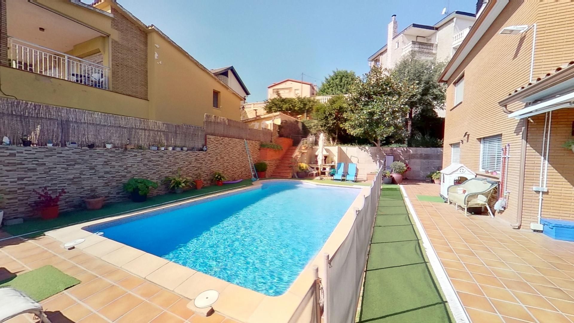 Piscina de Casa o xalet en venda en Sant Boi de Llobregat amb Aire condicionat, Jardí privat i Parquet