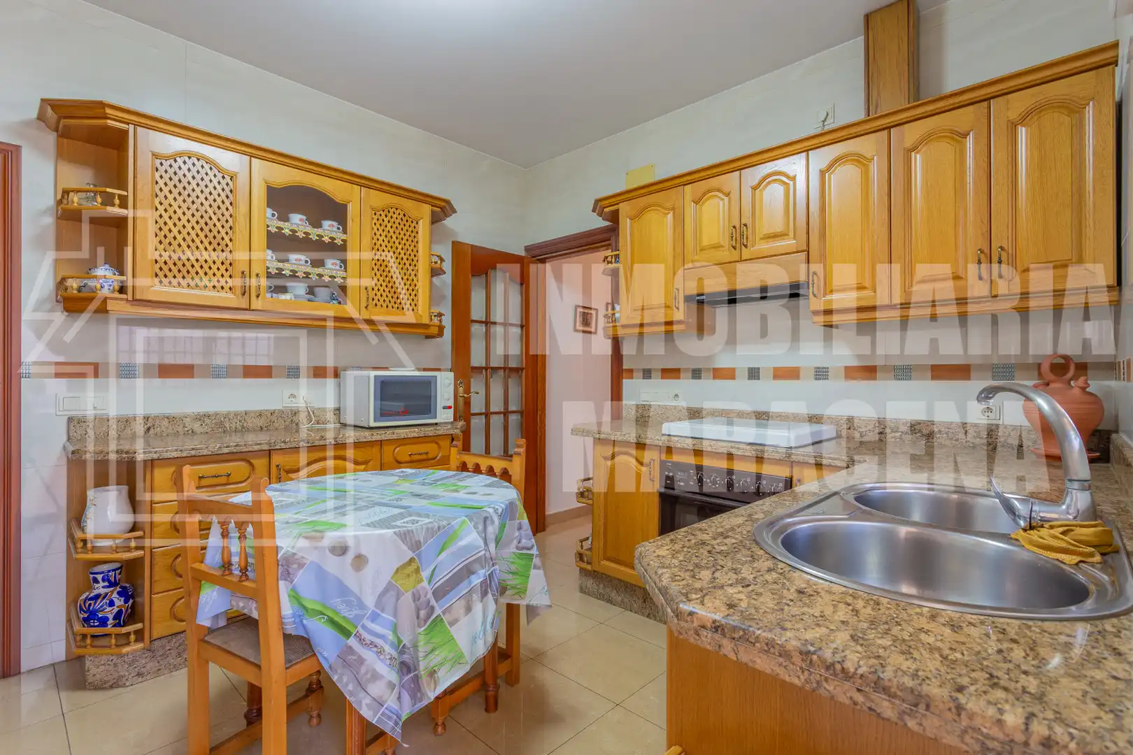 Kitchen of Houses for sale in Granada  with Air Conditioner, Terrace and Oven
