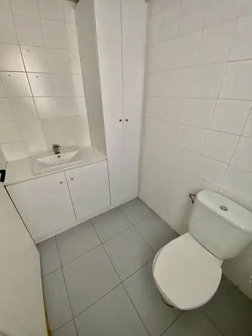 Badezimmer von Büro zum Verkauf in Mendavia mit Klimaanlage und Möbliert