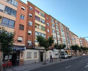 Vista exterior de Apartament en venda en León Capital  amb Balcó