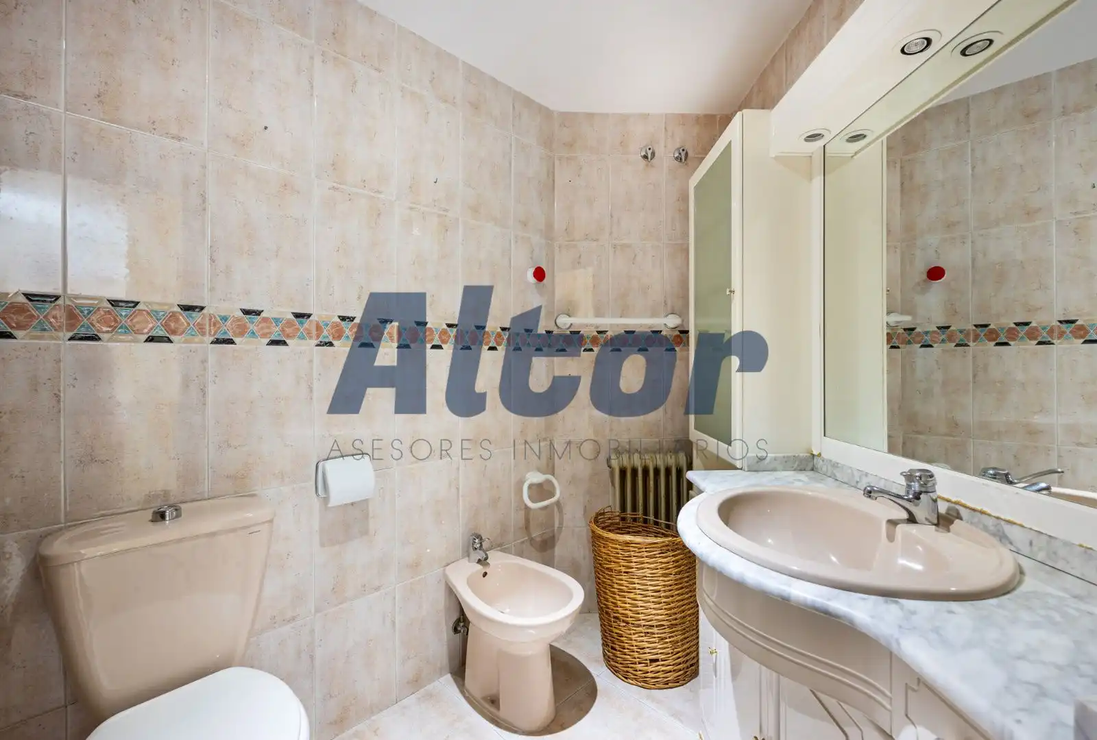 Badezimmer von Dachboden zum Verkauf in Fuenlabrada mit Heizung, Terrasse und Alarm