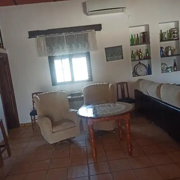 Sala d'estar de Finca rústica en venda en Almodóvar del Río amb Aire condicionat, Piscina i Alarma