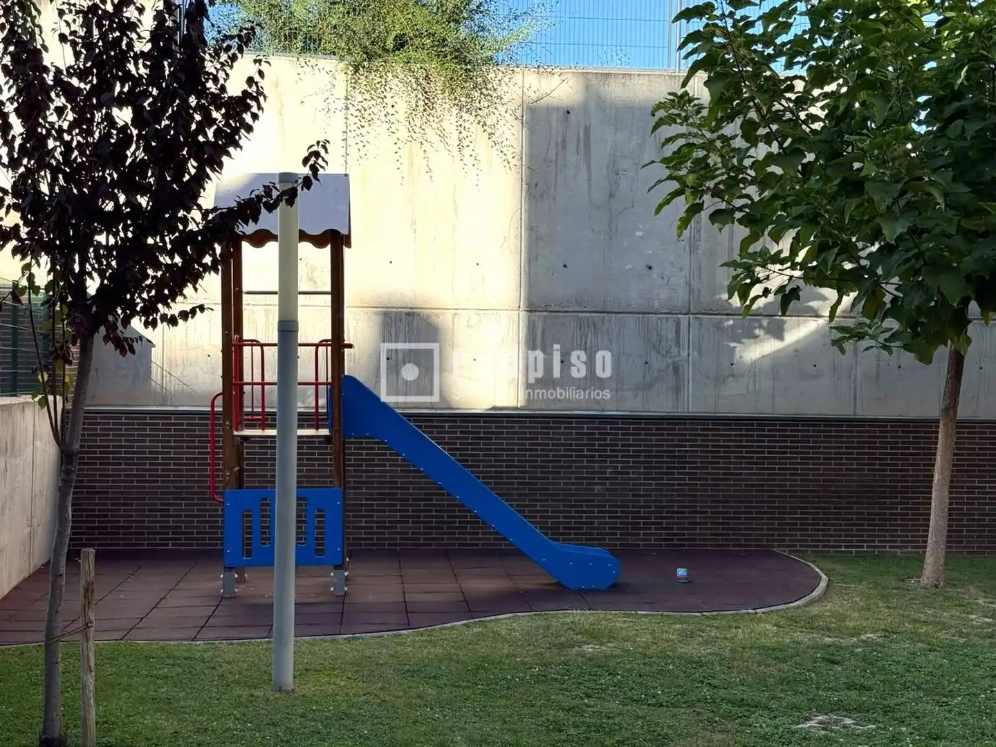 Vista exterior de Pis en venda en Paracuellos de Jarama amb Aire condicionat, Calefacció i Jardí privat