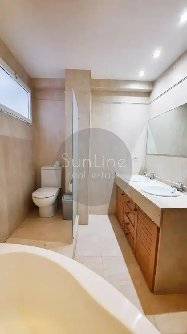 Badezimmer von Wohnung zur Miete in Valencia mit Klimaanlage, Terrasse und Möbliert