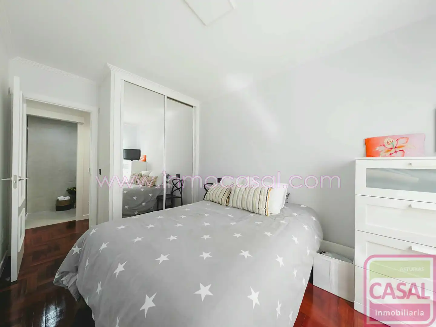 Habitación de Piso en venta en Oviedo  con Calefacción, Terraza y Trastero