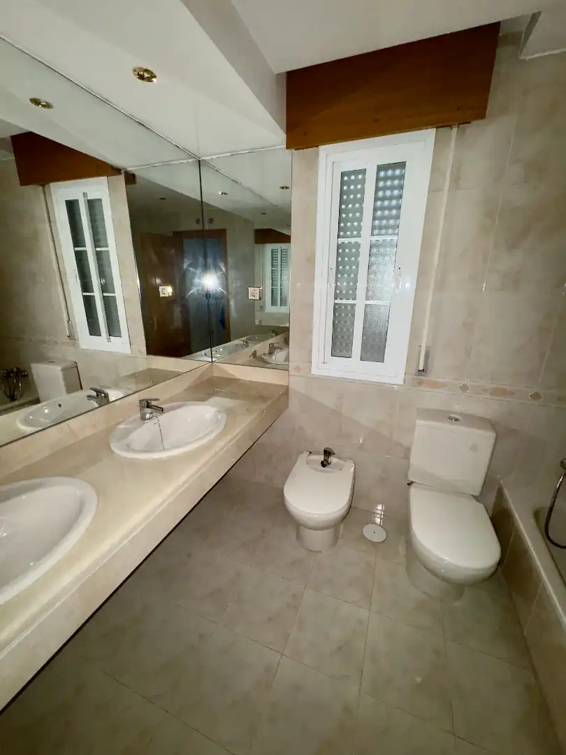 Badezimmer von Dachboden zum Verkauf in Coslada mit Parkett, Terrasse und Abstellraum