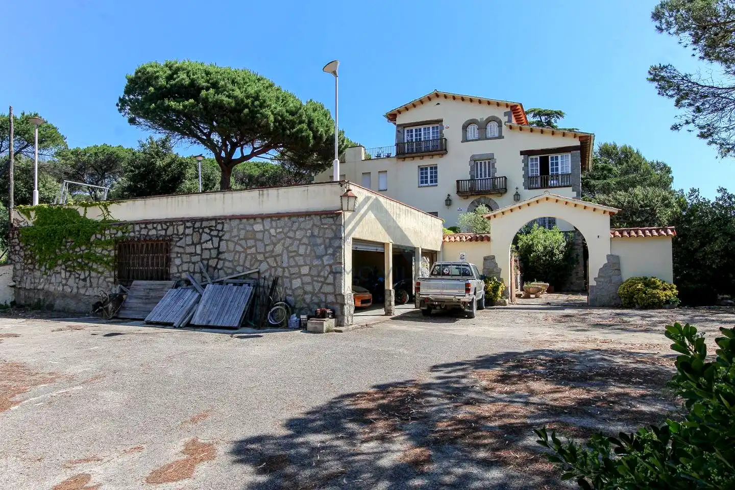 Vista exterior de Casa o xalet en venda en Montornès del Vallès amb Jardí privat, Terrassa i Piscina
