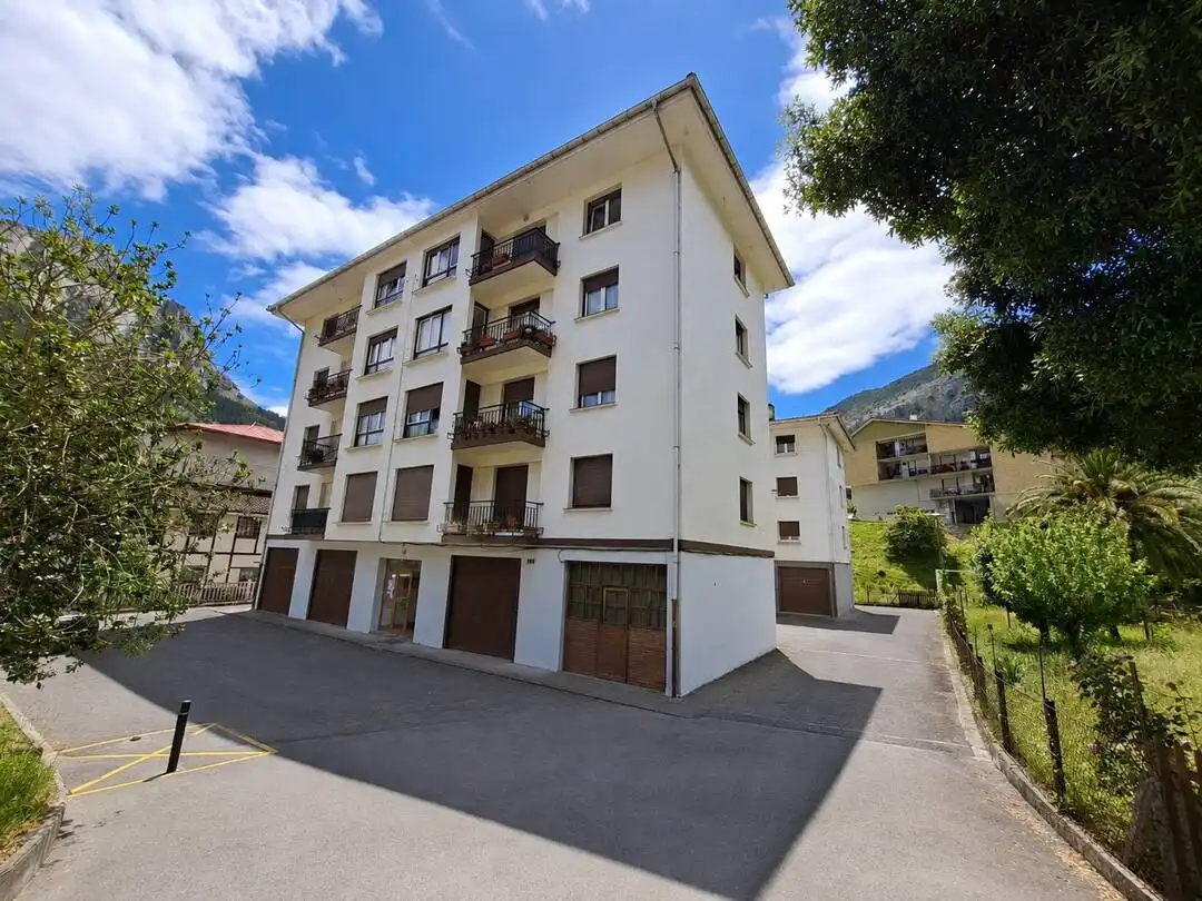 Vista exterior de Piso en venta en Mañaria con Calefacción y Balcón