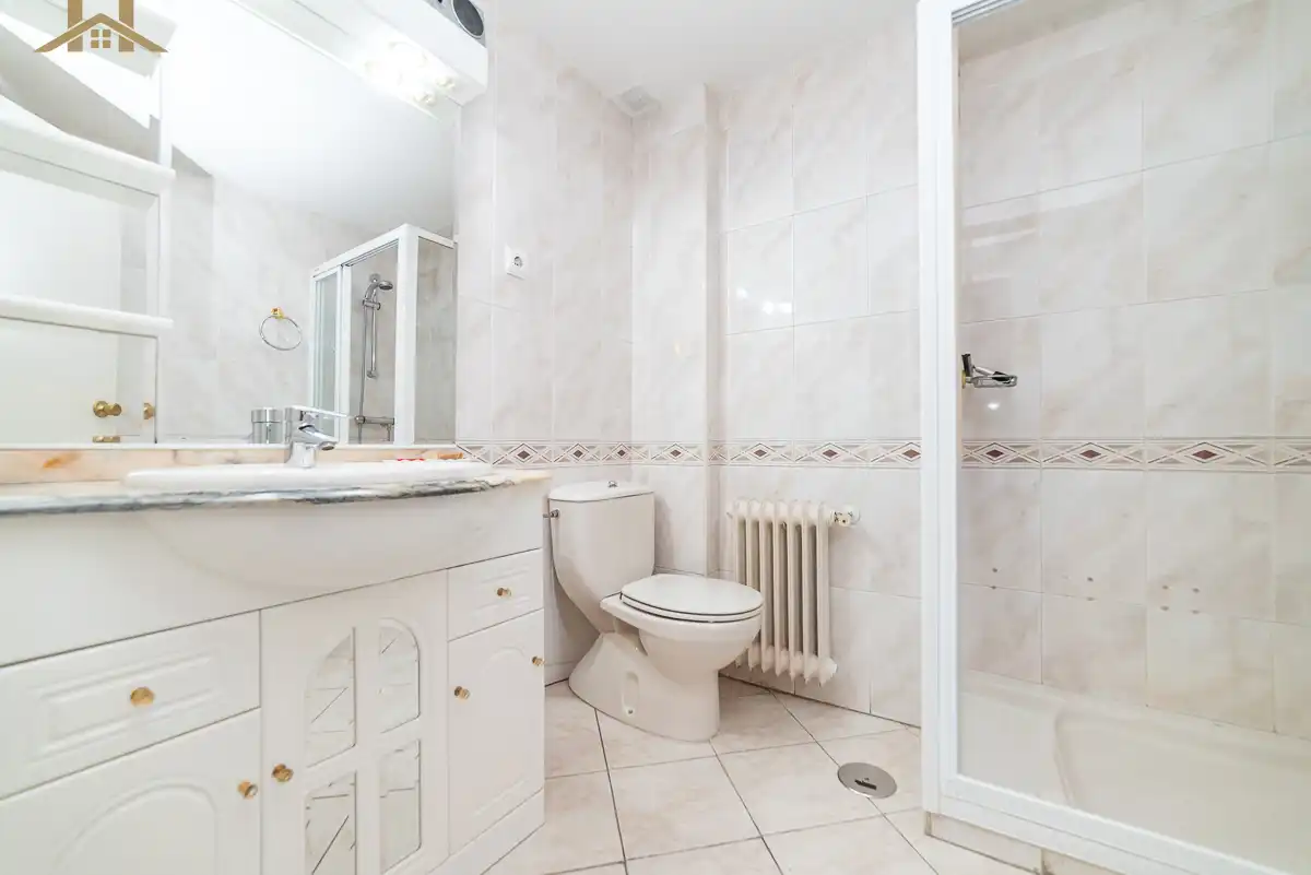 Baño de Piso en venta en Pozuelo de Alarcón con Calefacción, Terraza y Amueblado