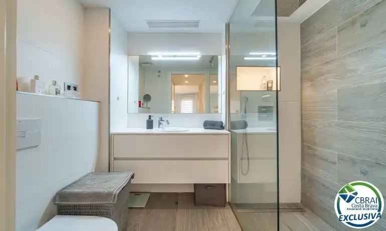 Bany de Apartament en venda en Roses amb Calefacció i Moblat