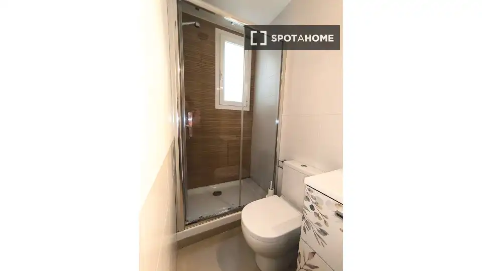 Badezimmer von Wohnung zur untervermieten in Madrid mit Klimaanlage, Heizung und Terrasse