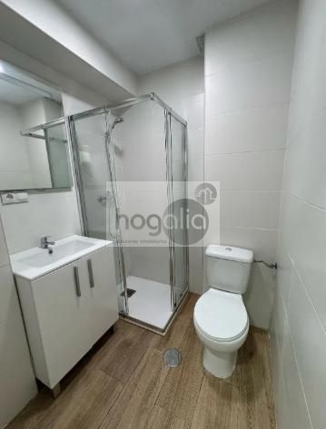 Bathroom of Flat to rent in  Sevilla Capital  with Air Conditioner and Furnished