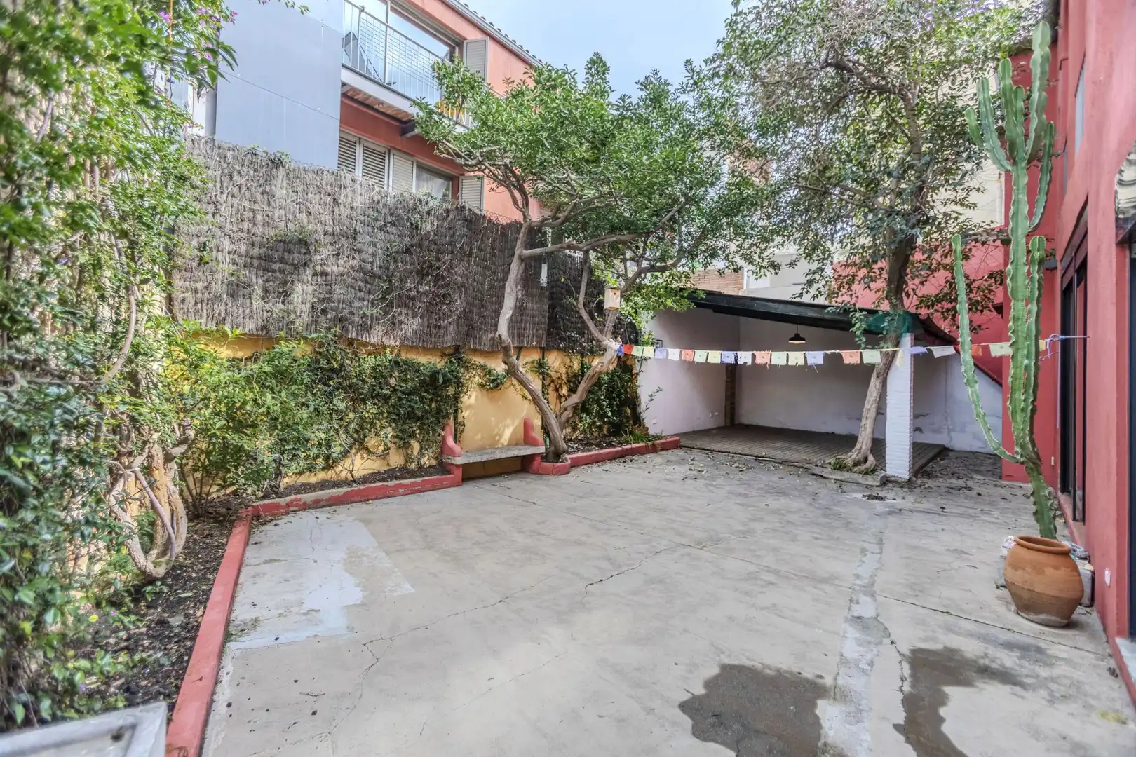 Vista exterior de Casa adosada en venta en Barcelona con Parquet y Terraza