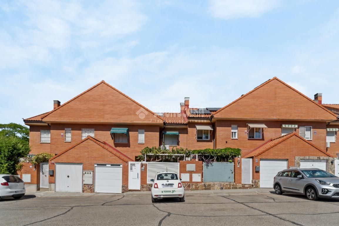 Vista exterior de Casa adosada en venda en Rivas-Vaciamadrid amb Aire condicionat, Calefacció i Jardí privat
