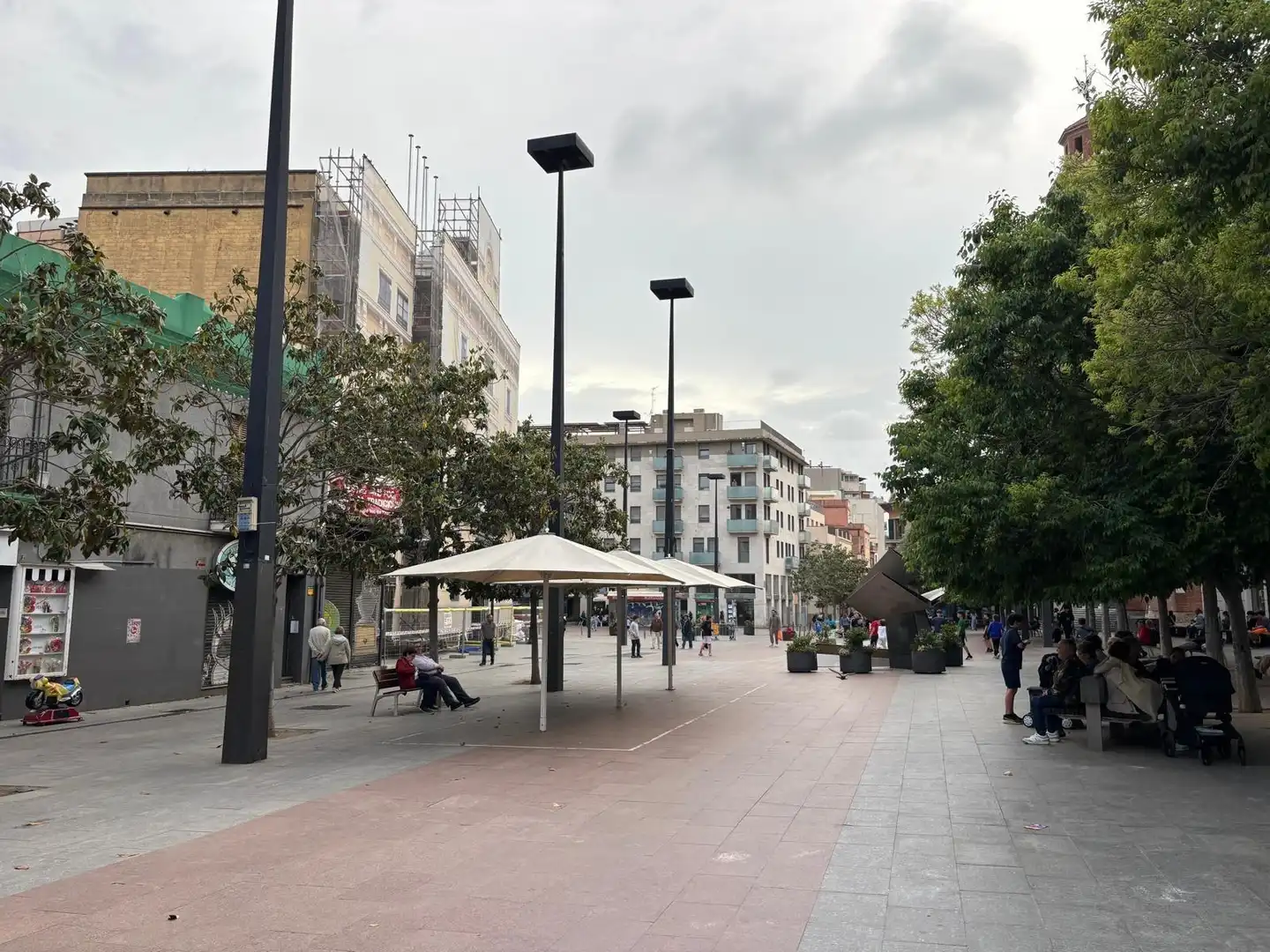 Vista exterior de Casa o chalet en venta en L'Hospitalet de Llobregat con Aire acondicionado, Terraza y Balcón