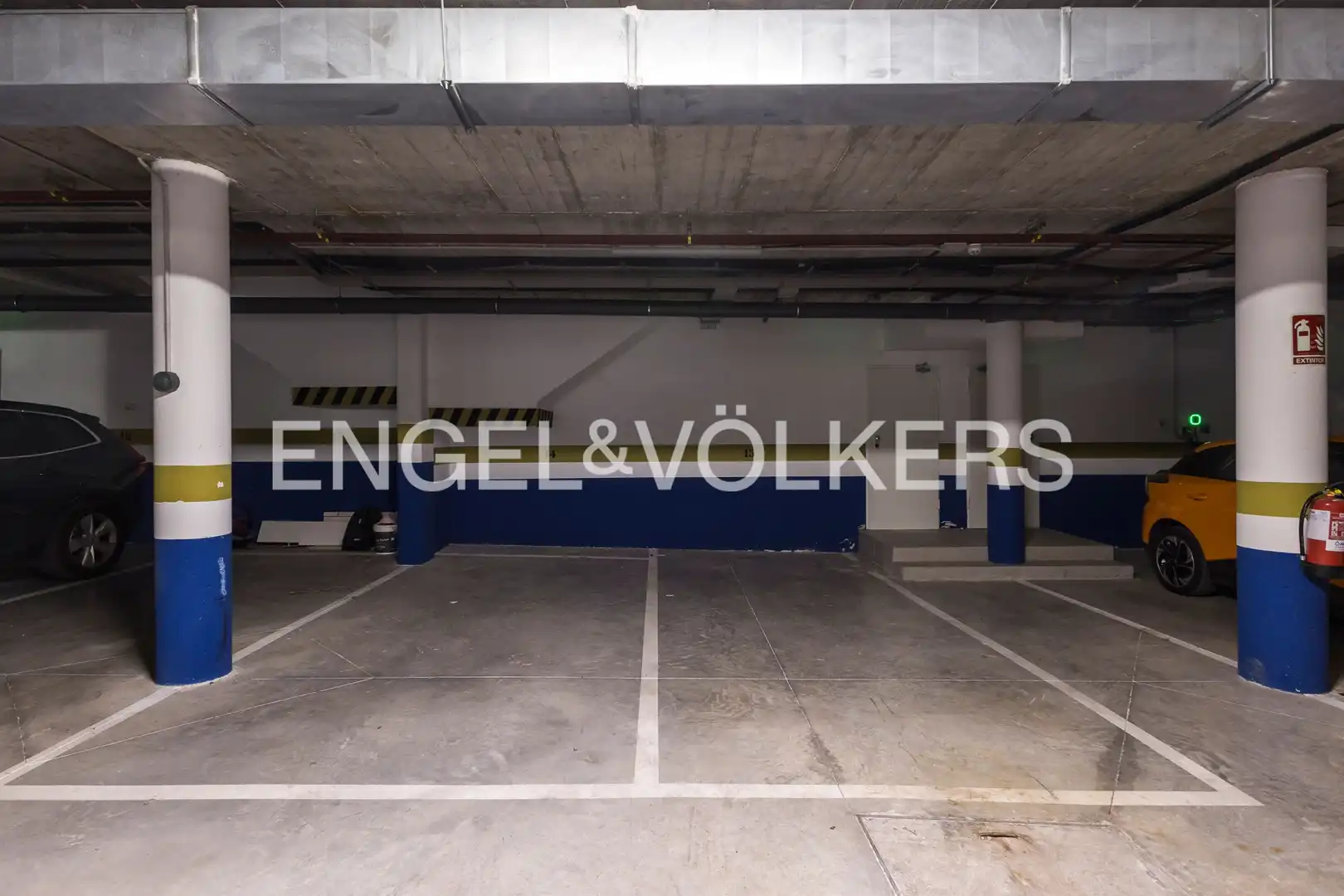 Parking de Casa adosada en venta en Tres Cantos con Aire acondicionado, Calefacción y Jardín privado