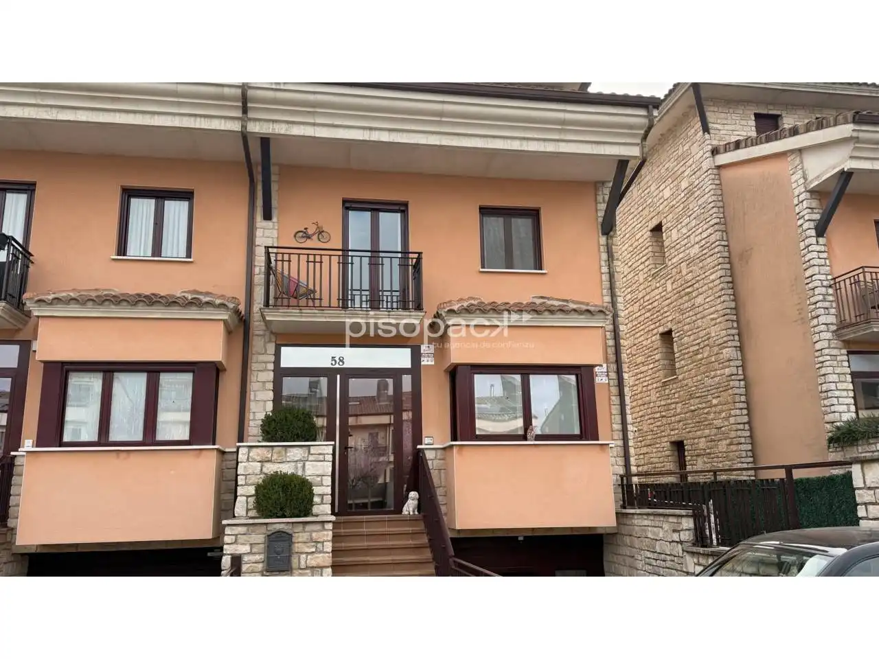 Vista exterior de Casa adosada en venta en Berrioplano / Berriobeiti con Calefacción, Jardín privado y Parquet