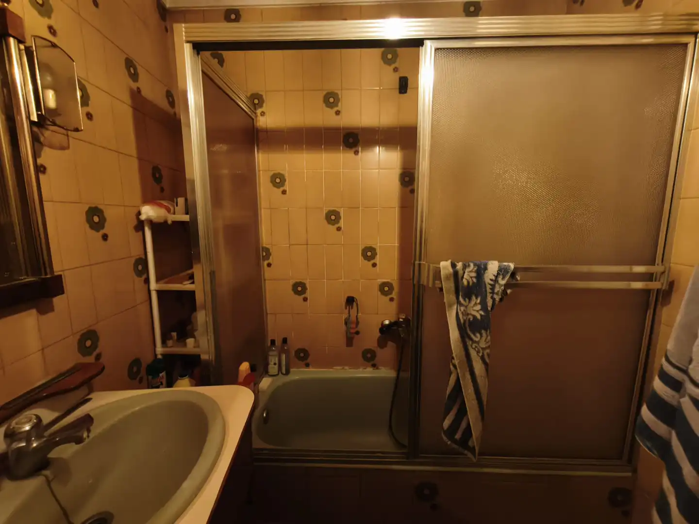 Bathroom of Flat for sale in Ourense Capital   with Heating, Parquet flooring and Oven
