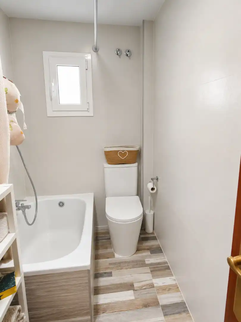 Bathroom of Flat for sale in San Juan de Aznalfarache  with Air Conditioner