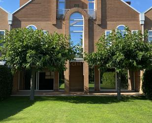 Exterior view of Single-family semi-detached for sale in  Logroño  with Terrace, Storage room and Swimming Pool