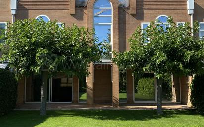 Exterior view of Single-family semi-detached for sale in  Logroño  with Terrace and Swimming Pool