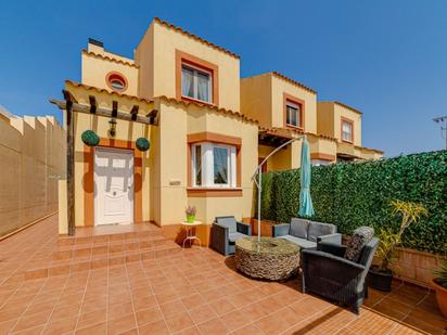 Vista exterior de Casa adosada en venda en Orihuela amb Aire condicionat, Terrassa i Piscina