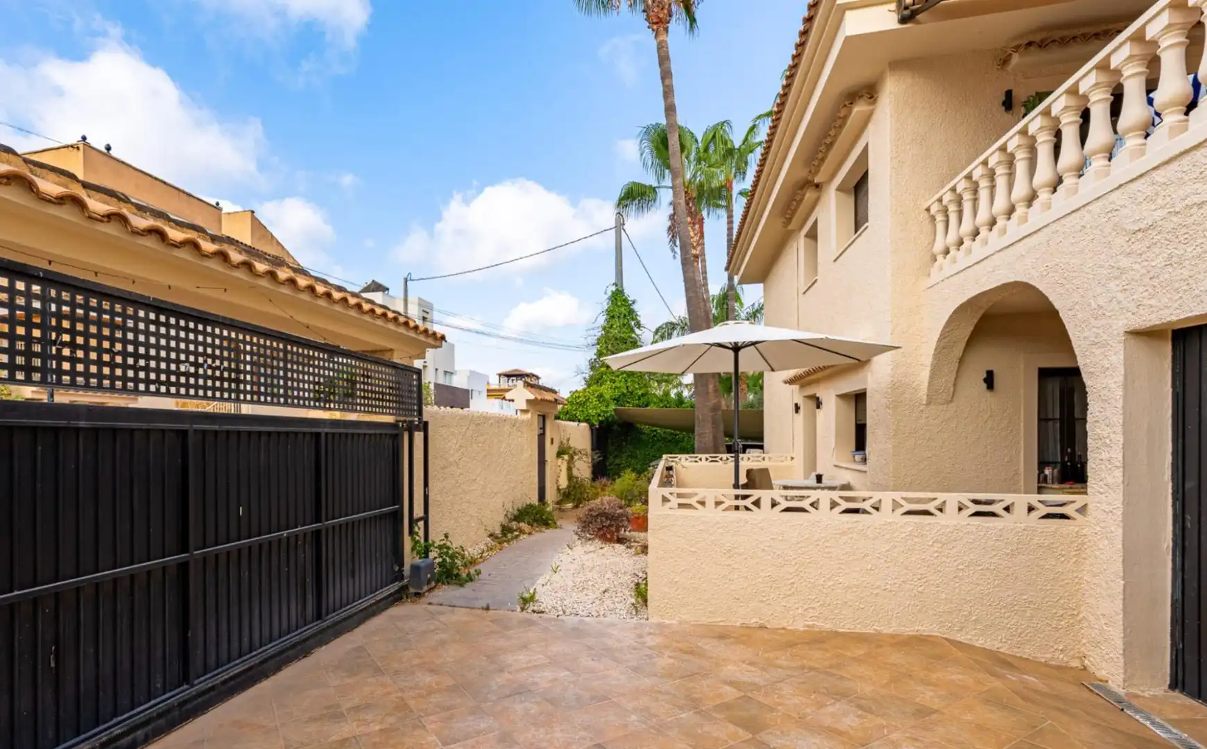 Vista exterior de Casa o xalet en venda en L'Alfàs del Pi amb Aire condicionat, Calefacció i Jardí privat