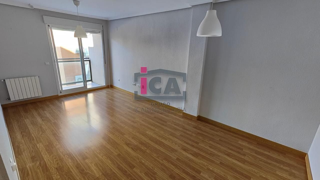 Dormitori de Apartament en venda en Cáceres Capital amb Calefacció, Terrassa i Traster