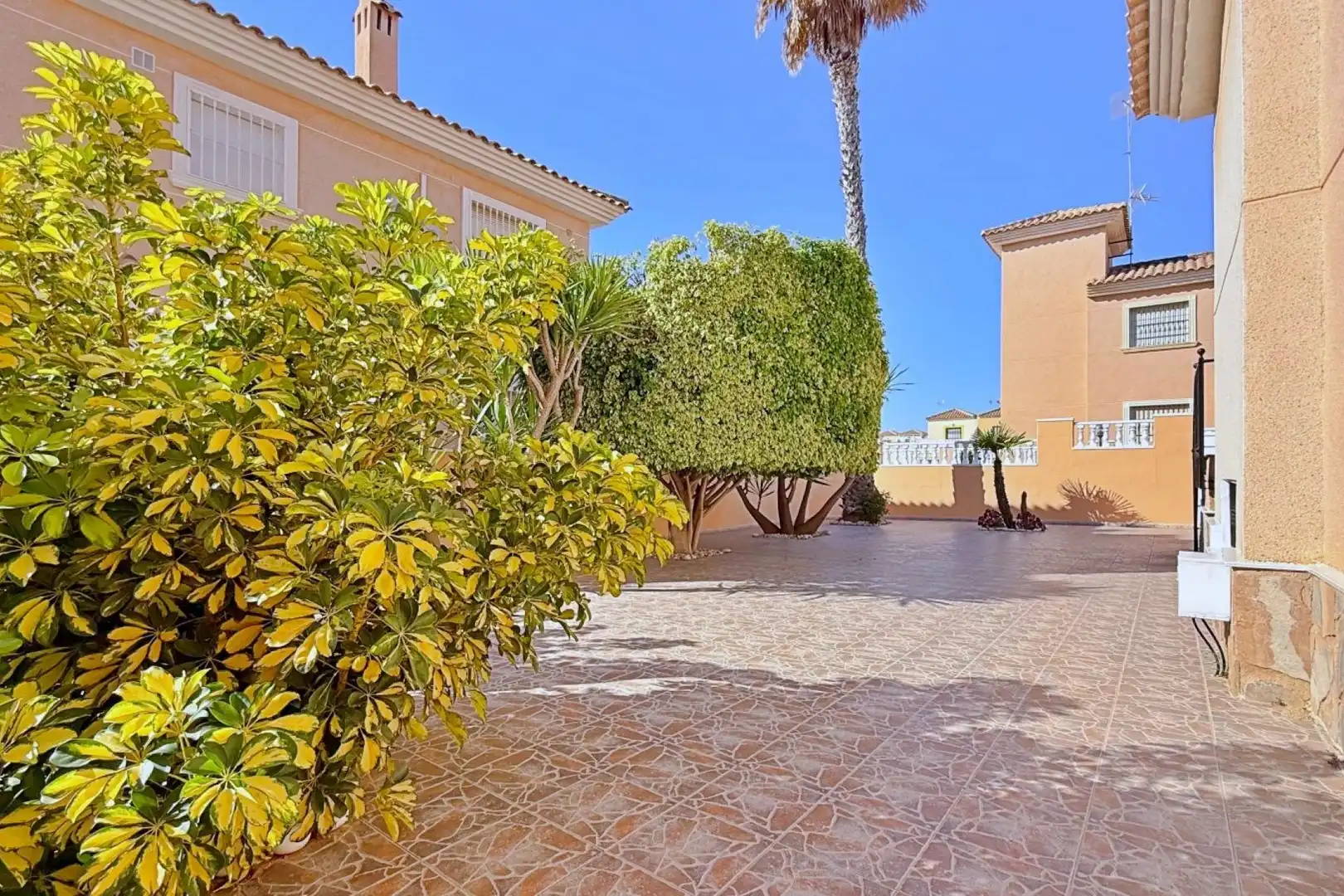 Vista exterior de Casa o xalet en venda en Orihuela amb Calefacció, Jardí privat i Terrassa