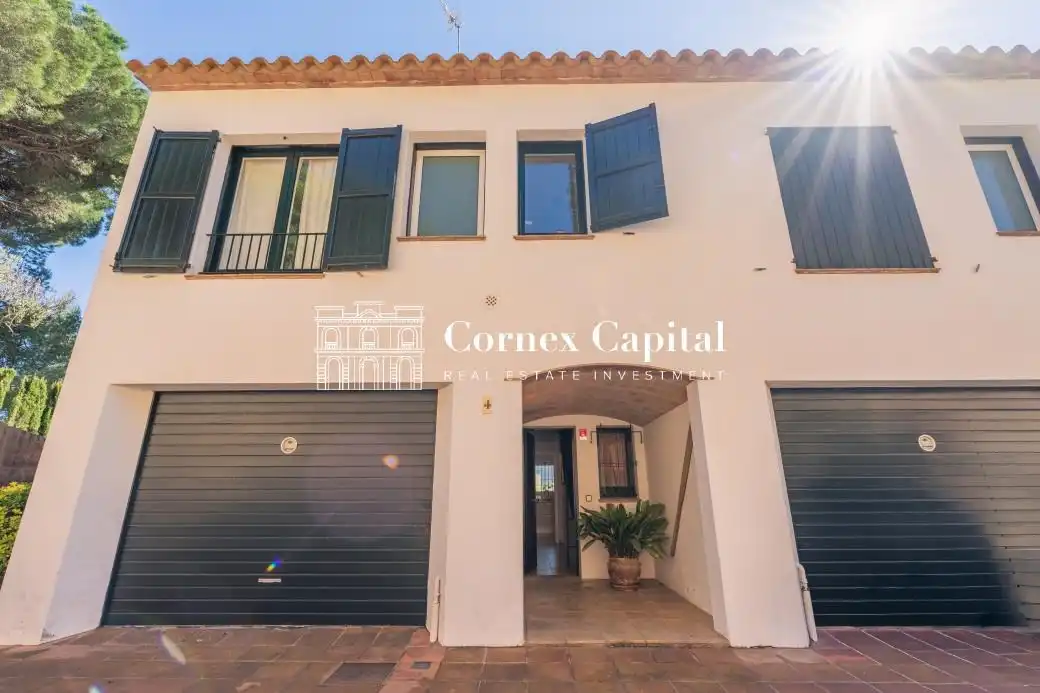 Vista exterior de Casa adosada en venda en Palafrugell amb Aire condicionat, Calefacció i Jardí privat