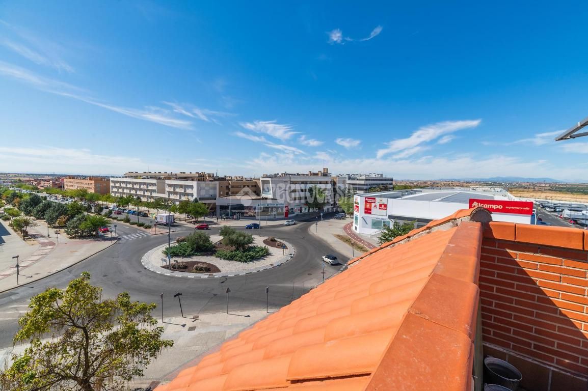 Außenansicht von Wohnung zum Verkauf in Arroyomolinos (Madrid) mit Parkett, Terrasse und Balkon