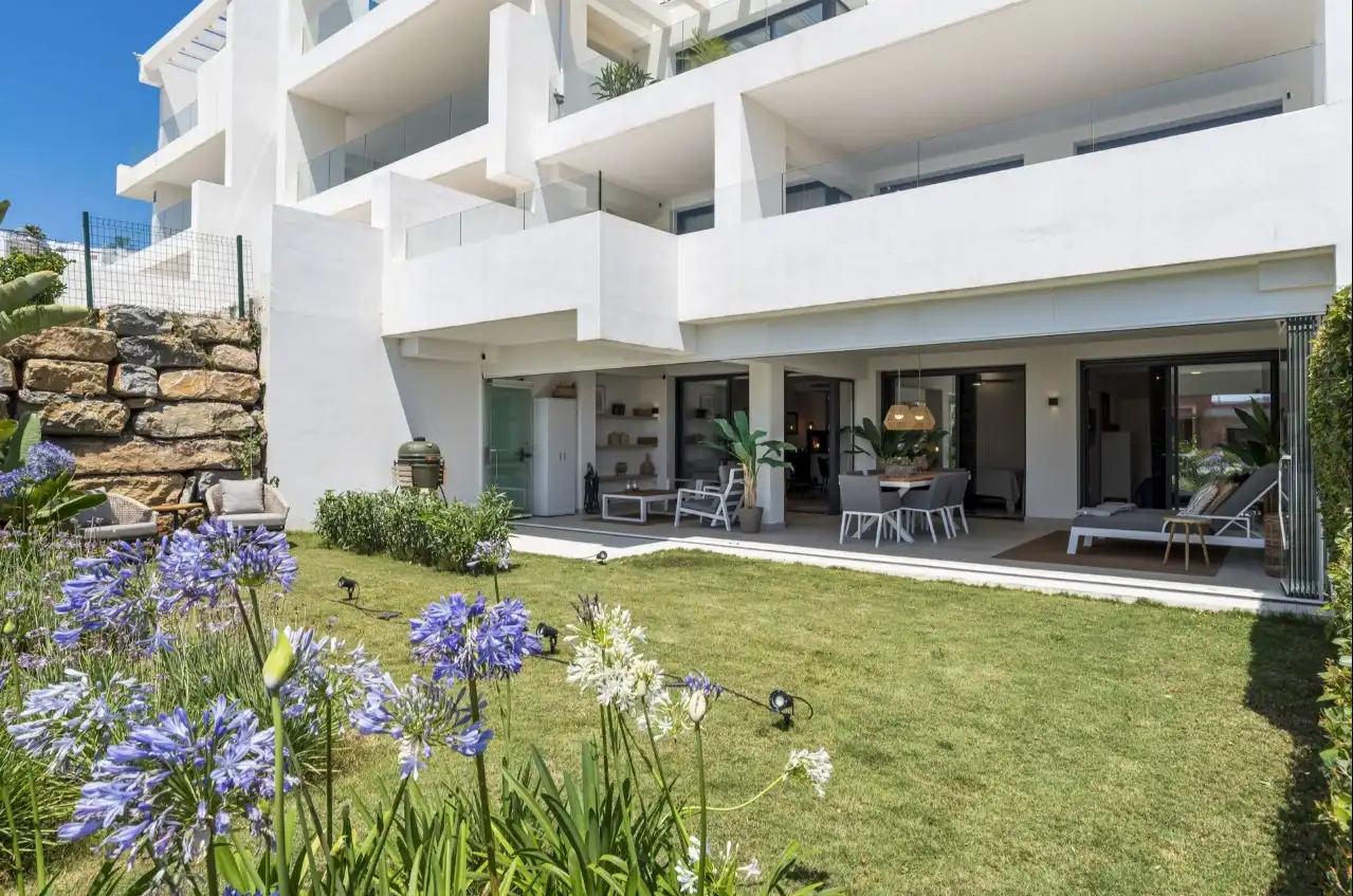 Terrace of Ground floor for sale in Estepona  with Air Conditioner, Heating and Private garden